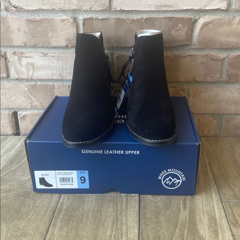 White Mountain Ladies Ankle Boot Size: 9